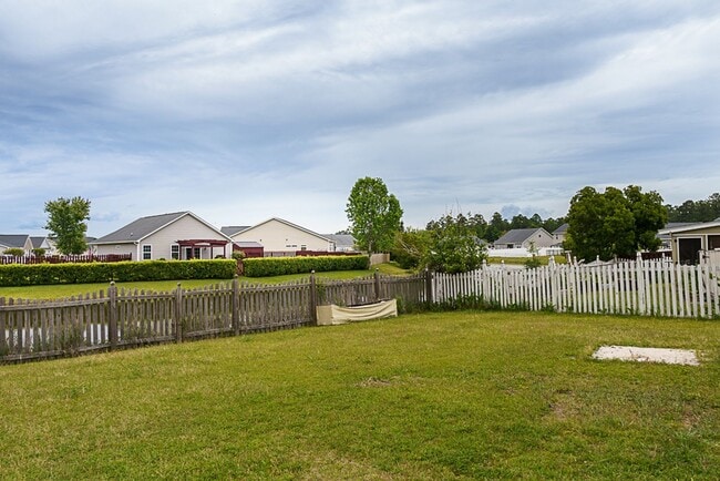 Building Photo - Three Bedroom Home in Hearthstone
