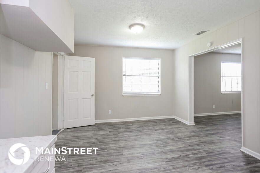 Building Photo - 6245 Green Pine Ln