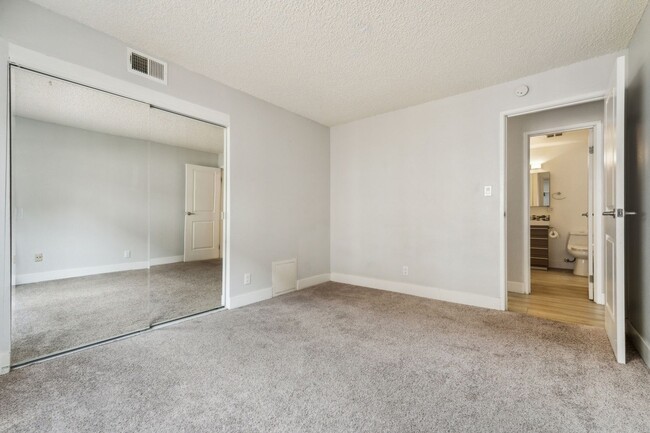 Building Photo - Charming 2BR Condo in Denver