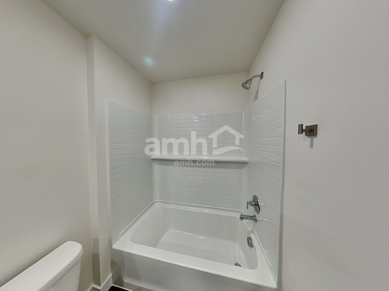 Building Photo - 4903 85th Dr NE