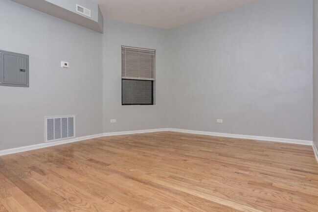 Building Photo - 2 bedroom in Chicago IL 60637