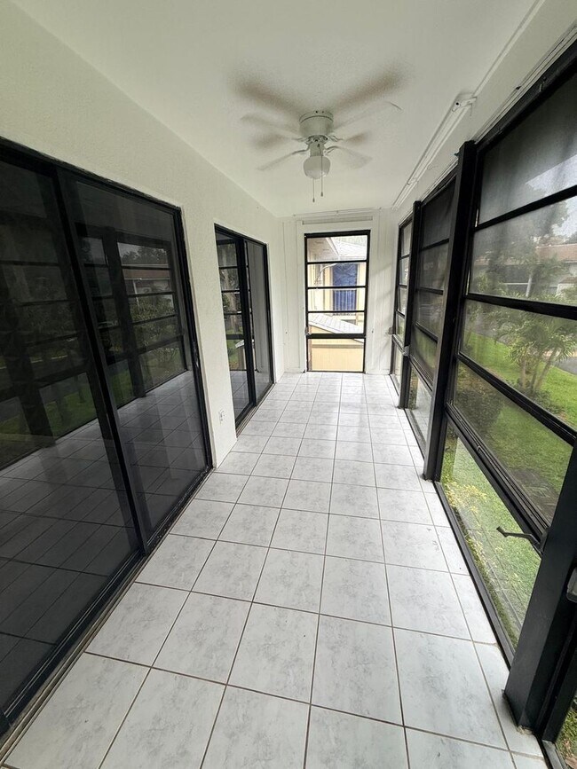 Building Photo - Beautiful Garden Apartment, Move in Condition