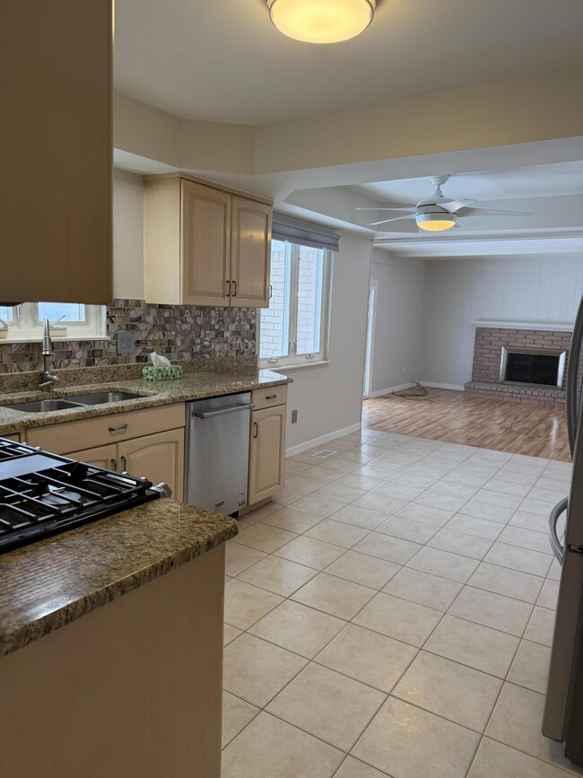 Building Photo - 3550 Kings Point Dr