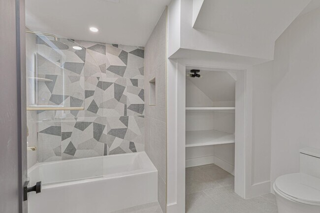 Building Photo - Spacious Fully Renovated Tudor Duplex w/ 3...