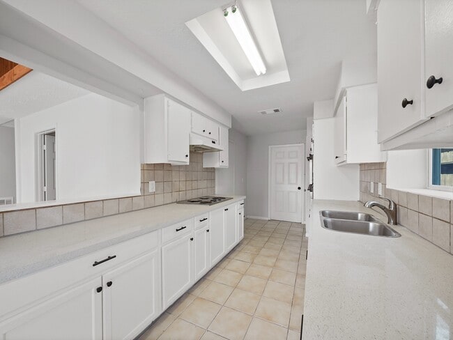 Building Photo - 6214 Skyview Dr