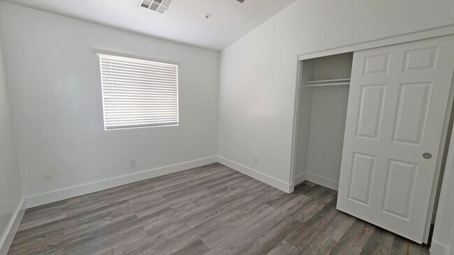 Building Photo - Upgraded 4 Bedroom 2 Bath in Grayson Square!