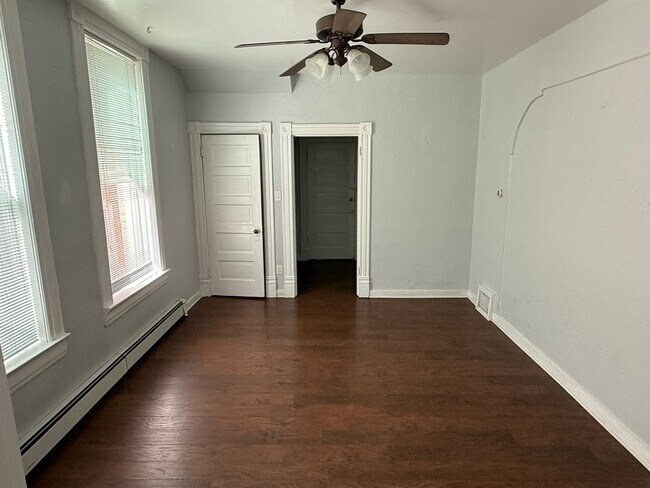 Building Photo - Beautiful one bedroom in the heart of the ...