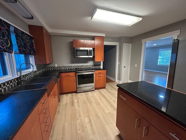 Building Photo - Beautiful updated 4 Bedroom, 3 Bath Ranch ...