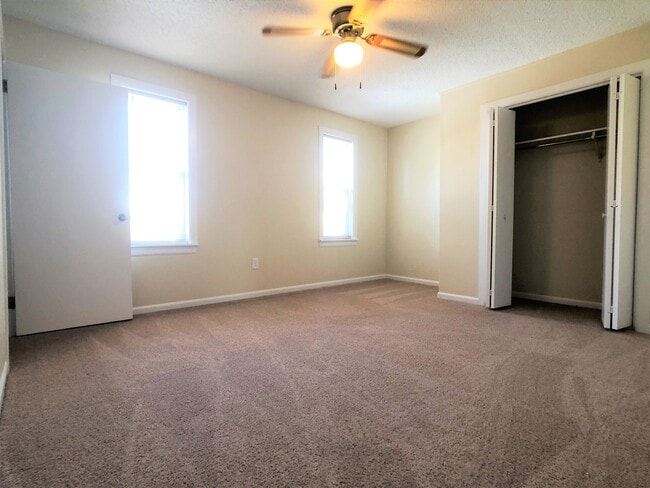 Building Photo - Large House with A/C, deck, updated kitchen, laundry, pet friendly September 1st