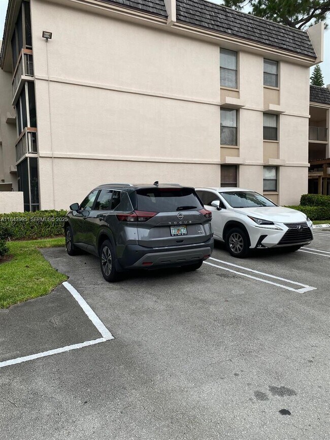 Building Photo - 8411 Forest Hills Dr