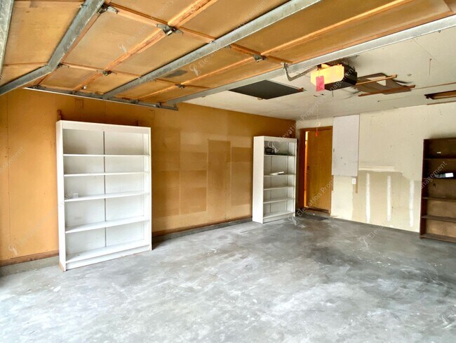 Building Photo - Bend Ranch-Style Home with Covered Patio &...