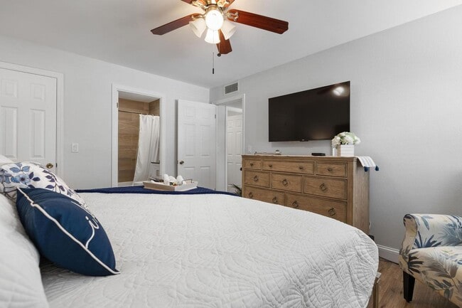 Building Photo - ** THIS UNIT IS AVAILABLE STARTING MAY 1ST 2026!** GORGEOUS 2 BEDROOM, 2BATHROOM, TURNKEY FURNISH...