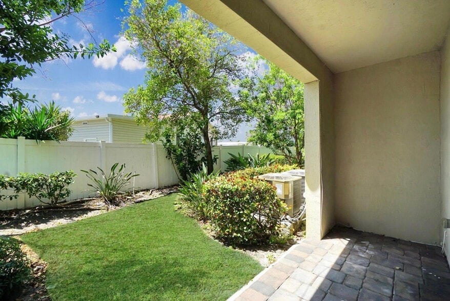 Building Photo - 378 NE 47th Pl