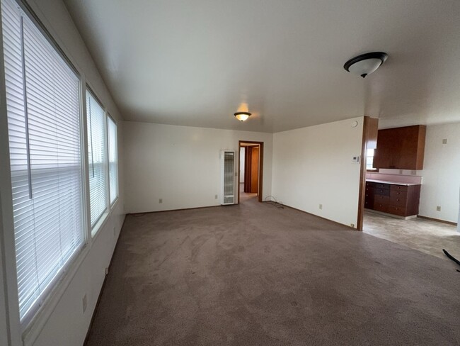 Building Photo - Charming Coastal Living 2 Bed, 1 Bath with...