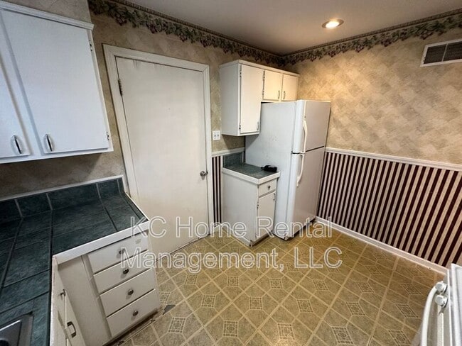 Building Photo - 619 W 85th St