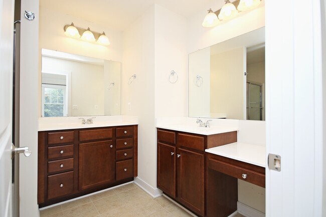 Building Photo - Spacious End-Unit Pantops Townhome