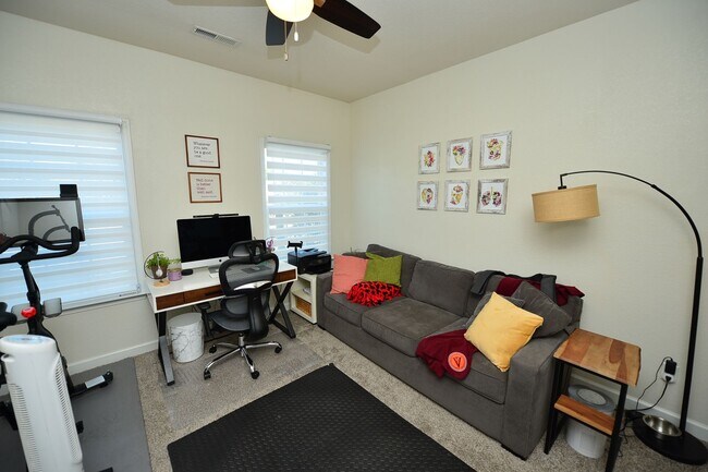 Building Photo - Clubhouse and pool community in the heart of Greenbrier!