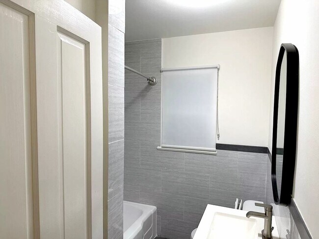 Building Photo - Olympic Duplex