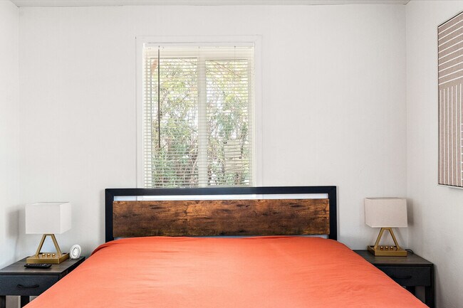 Building Photo - 704 W Main St