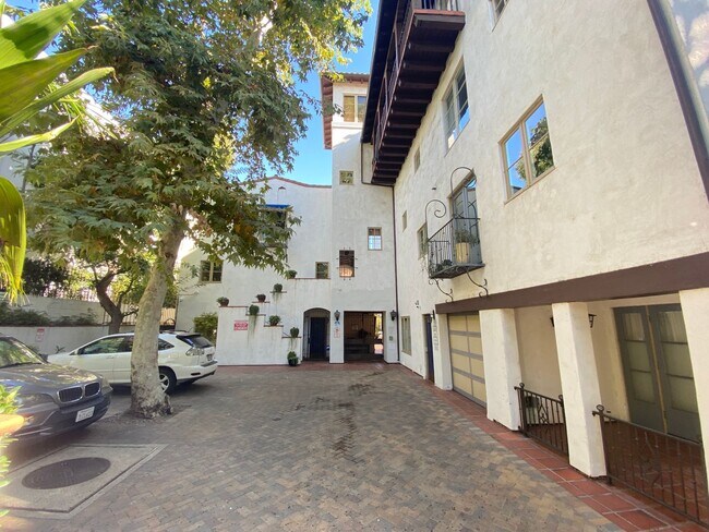 Building Photo - 1414 N Harper Ave