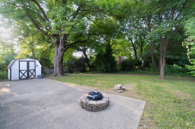 Building Photo - 50's Rambler with 5 BR & 3 BA in One of the Best Locations in Arlington