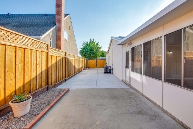 Building Photo - Stylish San Jose Home and Private Yard