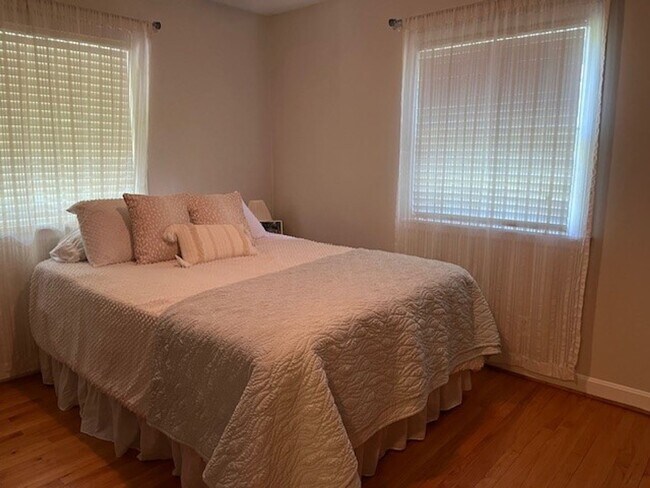 Building Photo - Clean, bright townhouse near UNC and hospitals