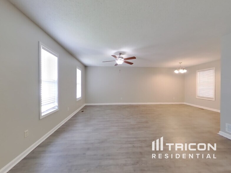 Building Photo - 622 Meadows Ct