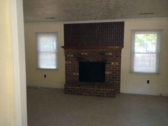 Building Photo - 3 Bed, 1.5 Bath Bon Air Rancher with Brick...