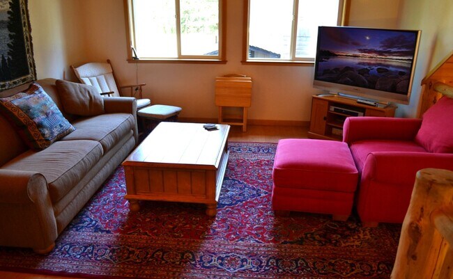 Building Photo - Sweet 2BD Cabin! Avail for a 3-6 month Winter lease! Available 12/01/26- 3/31/27