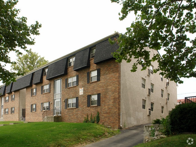Building Exterior - 154 E Woodruff Ave