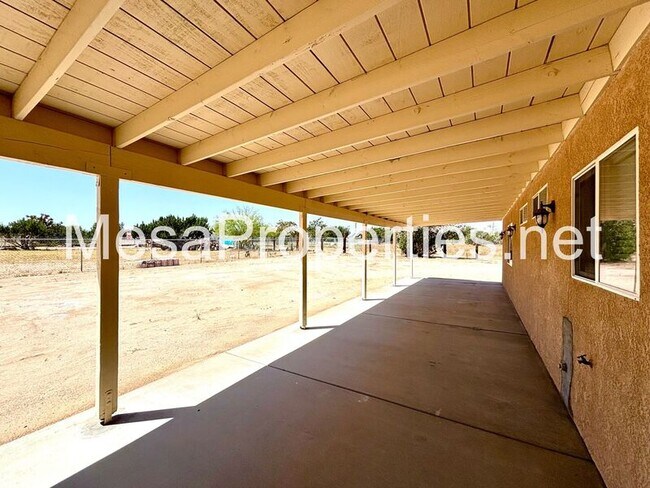 Building Photo - 15601 Sultana St