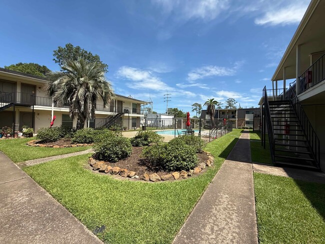 Building Photo - Hyde Park West Apartments