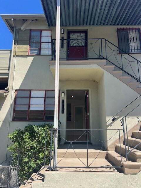 Building Photo - 1014 1/2 Hyperion Ave