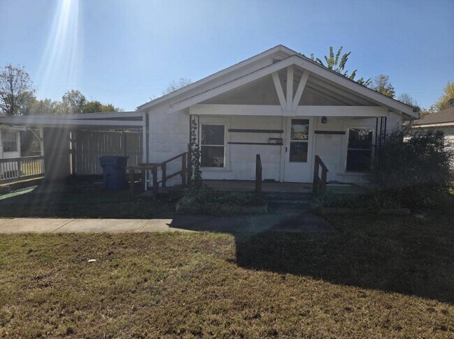 Primary Photo - 1129 E Maple St