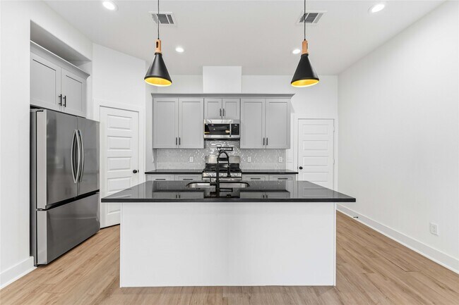 Building Photo - 2217 Lee St