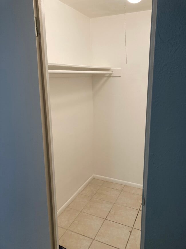 Entry walk-in closet - 830 E 11th Ave