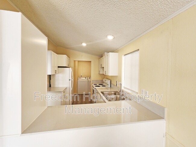 Building Photo - 6420 Wedgewood St