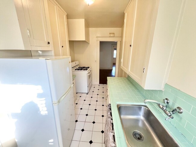 Building Photo - MOVE IN SPECIAL - Lower Level 1 Bedroom with Den/Office in Alamitos Beach Apartment