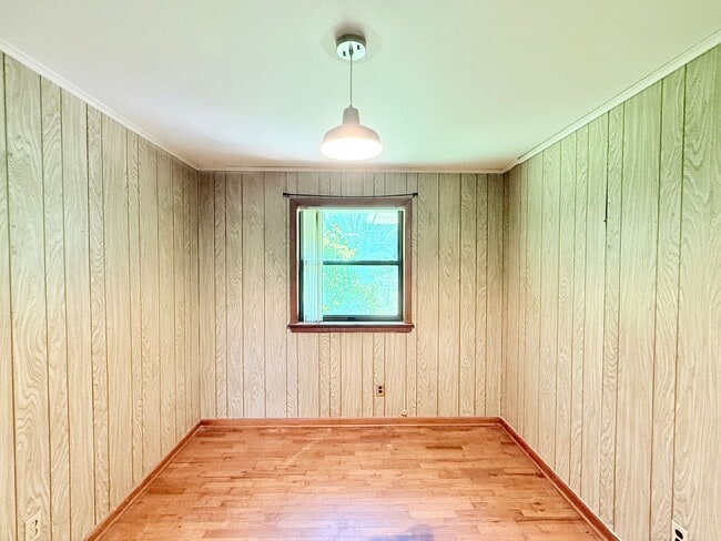 Building Photo - Charming All Brick Home - Spacious Backyard
