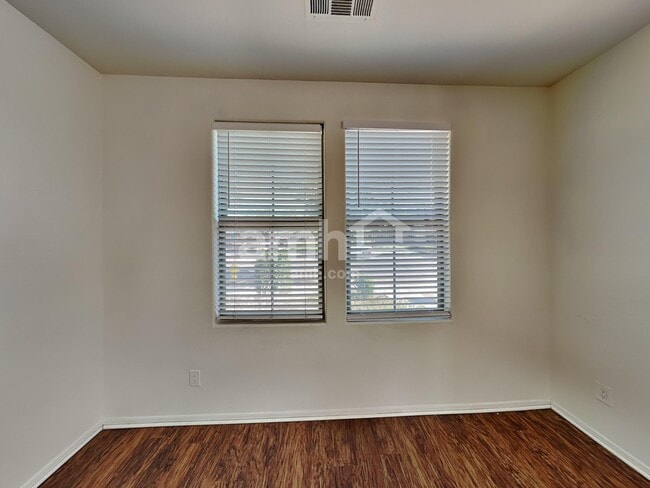 Building Photo - 3282 E Oakland St