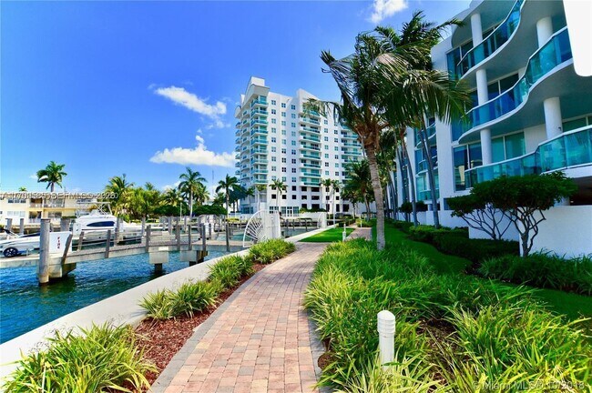 Building Photo - 7900 Harbor Island Dr