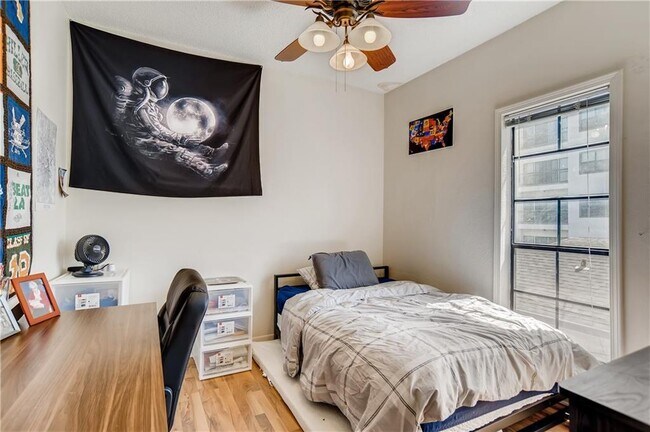 Building Photo - 711 W 21st St