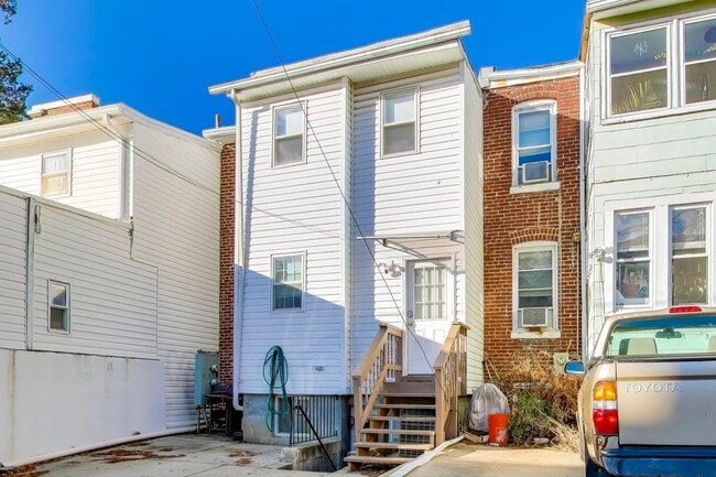 Building Photo - LEASE SPECIAL - $1,925 for a 24 month lease. 12 Month lease offered at $1,995 - Spacious 2 Bed En...