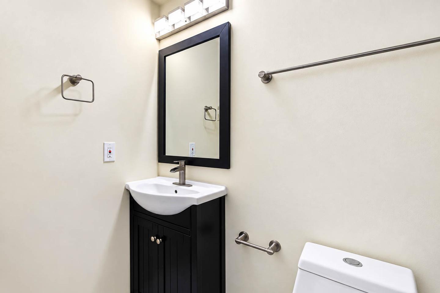 Building Photo - Bright & Comfortable Home in DC