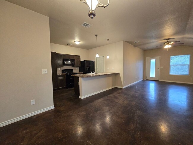 Building Photo - 905 Rosewood Dr