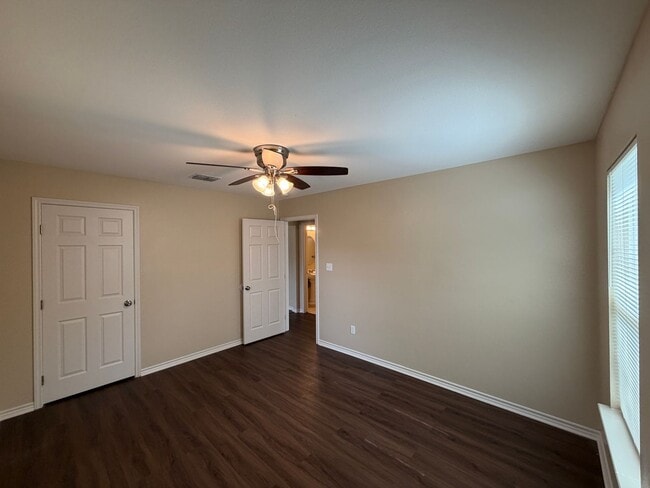 Building Photo - Move in Ready!