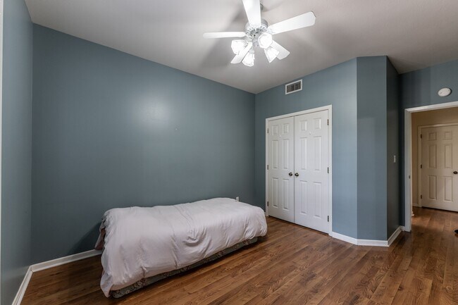 Building Photo - 1002 Amesbury Ct