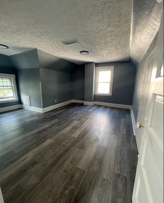 Building Photo - SECTION 8 and EDEN Accepted! Newly renovat...