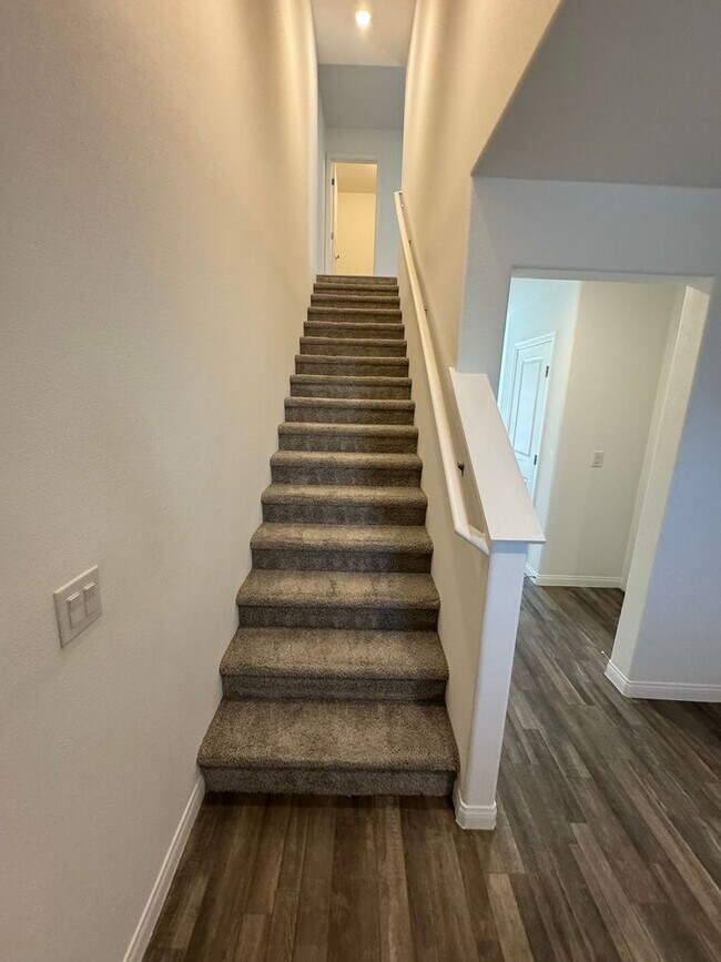 Building Photo - BEAUTIFUL 3 BEDROOM 3 BATH TRI-LEVEL HOME ...
